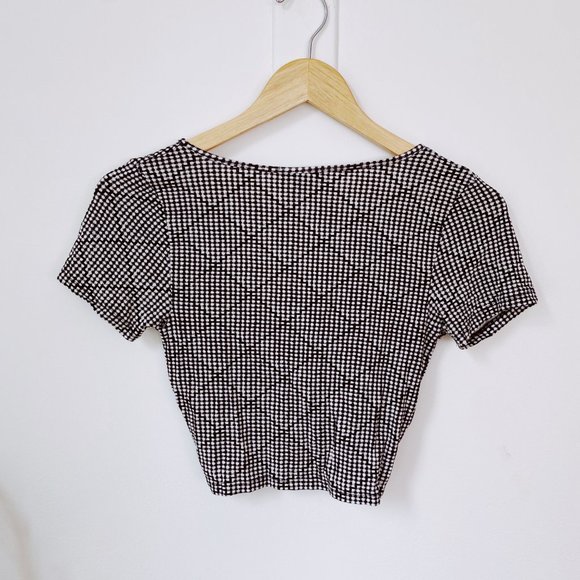 FOREVER 21 BLACK AND WHITE PATTERNED TWIST FRONT V-NECK CROP TOP SMALL - Picture 2 of 3